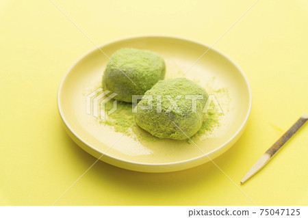 Japanese confectionery Uguisu mochi Japanese confectionery Uguisu mochi 75047125