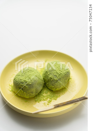 Japanese confectionery Uguisu mochi Japanese confectionery Uguisu mochi 75047134