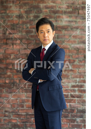 一個五十多歲的男人穿西裝 一個五十多歲的男人穿西裝 75047497