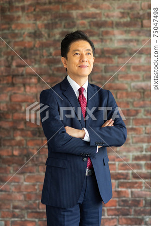 一個五十多歲的男人穿西裝 一個五十多歲的男人穿西裝 75047498