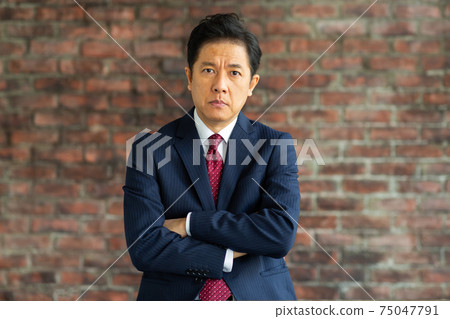 一個穿著西裝的男人生氣的樣子 75047791