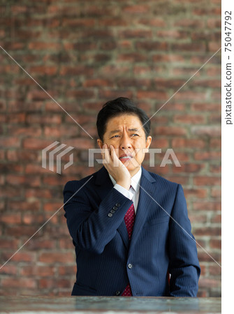 牙痛的商人 75047792