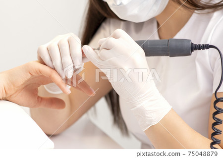 Manicure master removes nail polish 75048879