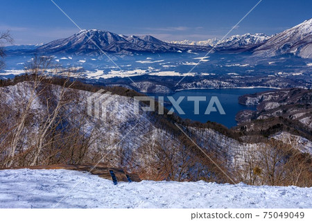 Shinano Town, Nagano Prefecture Winter scenery of Lake Nojiri and Mt. Iizuna 75049049