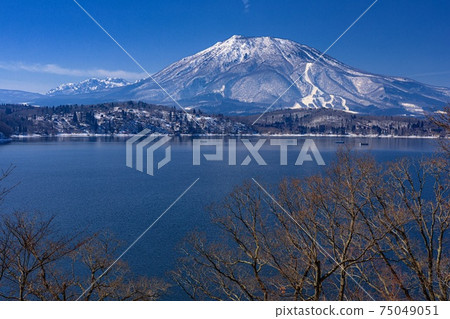 長野縣信濃町野尻湖和黑姬山的冬景 75049051