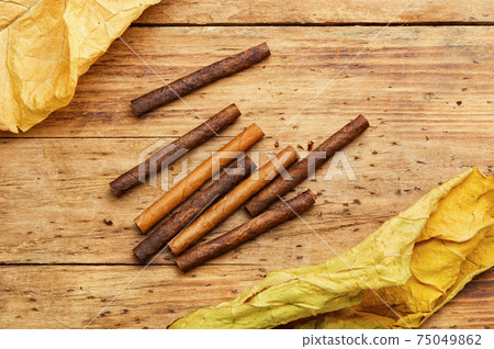 Cigarillos and tobacco leaf 75049862