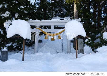 神社埋在雪中 神社埋在雪中 75050198