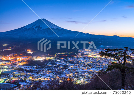 《Yamanashi Prefecture》 View of Mt. Fuji and snow-covered cityscape, Tenjozan Park 《Yamanashi Prefecture》 View of Mt. Fuji and snow-covered cityscape, Tenjozan Park 75050240