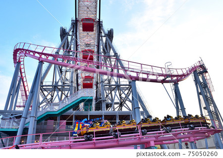 由於緊急狀態而很少有顧客的遊樂園 75050260