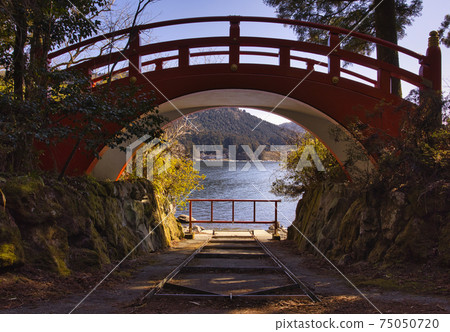 太湖大橋在湖上節日所使用的船屋前 太湖大橋在湖上節日所使用的船屋前 75050720
