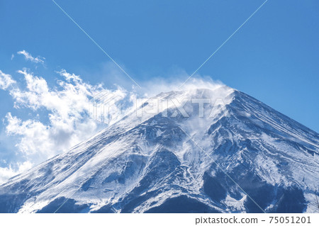 富士山在冬天中段,雪花翩翩起舞 富士山在冬天中段,雪花翩翩起舞 75051201