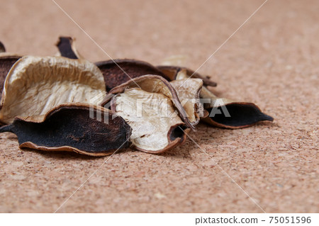 Fallen leaves, dead leaves, autumn, plants, autumn leaves, nature, miniatures, artificial flowers, toys, toys, crafts, dead leaves Fallen leaves, dead leaves, autumn, plants, autumn leaves, nature, miniatures, artificial flowers, toys, toys, crafts, dead leaves 75051596