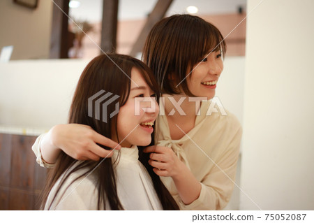 Image of a hairdresser who cuts hair 75052087