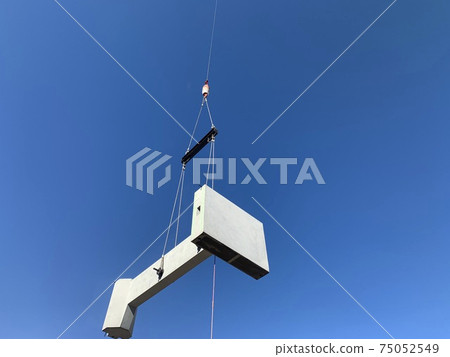 用大型起重機在建築工地上裝載重物 75052549