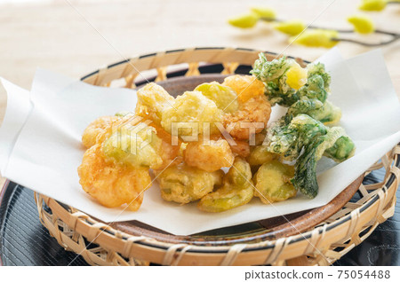 Tempura of broad beans, shrimp and cod sprouts 75054488