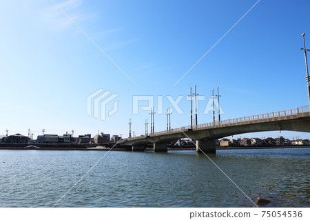 上越市關河上的荒川大橋和對岸的風景 75054536