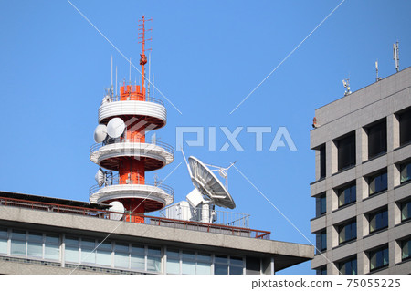 <東京>聯合政府大樓，內部事務和通信部裝有許多天線 75055225