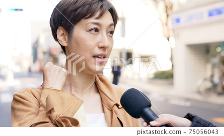 接受街頭採訪的婦女 接受街頭採訪的婦女 75056043