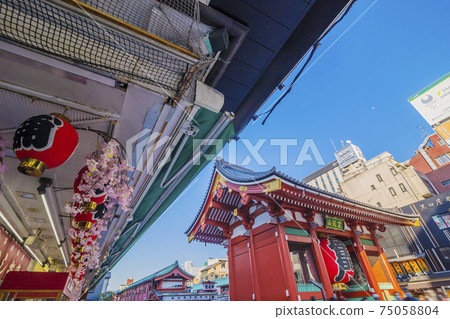 Asakusa Temple Kaminarimon Temple Kaminarimon Gate Sanmon Blue Sky Copy Space Asakusa Temple Kaminarimon Temple Kaminarimon Gate Sanmon Blue Sky Copy Space 75058804