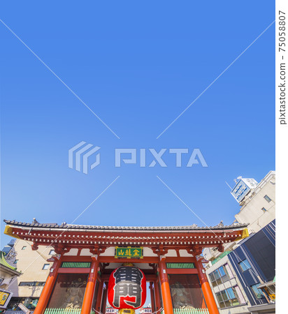 Asakusa Temple Kaminarimon Temple Kaminarimon Gate Sanmon Blue Sky Copy Space Asakusa Temple Kaminarimon Temple Kaminarimon Gate Sanmon Blue Sky Copy Space 75058807