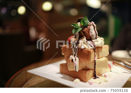 a gourmet to taste the dessert, ice cream and bread, toast a gourmet to taste the dessert, ice cream and bread, toast 75059138