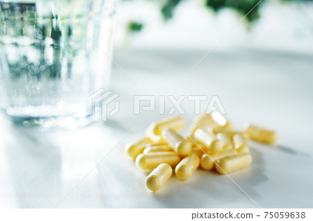藥物和礦泉水（圖片） 75059638