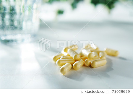 藥物和礦泉水(圖片) 藥物和礦泉水(圖片) 75059639