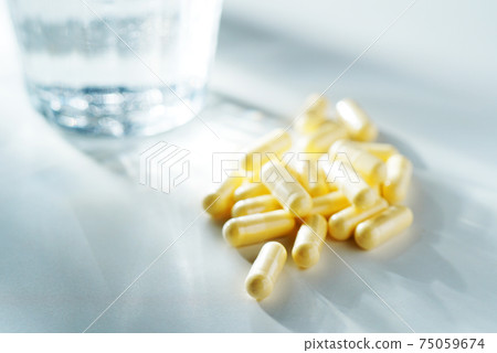藥物和礦泉水(圖片) 藥物和礦泉水(圖片) 75059674