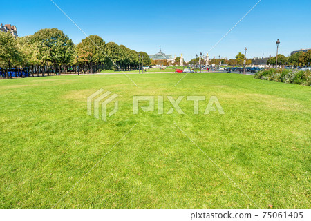 Esplanade near Les Invalides Palace in Paris Esplanade near Les Invalides Palace in Paris 75061405