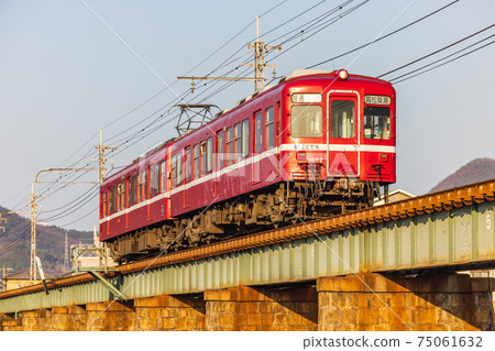 Kotoden 1080 series (60th birthday red / Keikyu 1000 series revival color), Kotogawa Bridge, uphill 75061632