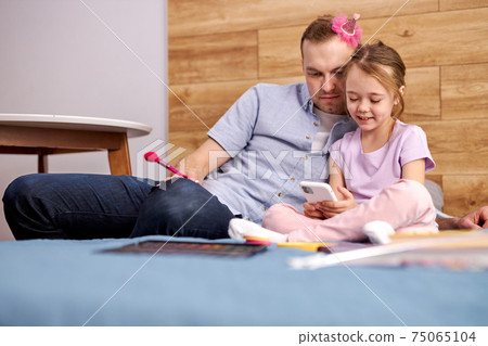 Responsible good funny father dad spending holidays with daughter Responsible good funny father dad spending holidays with daughter 75065104