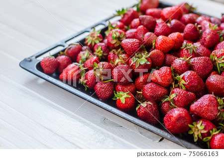 A tray full Strawberries 75066163