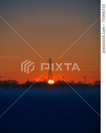 Morning glow in winter 75066358