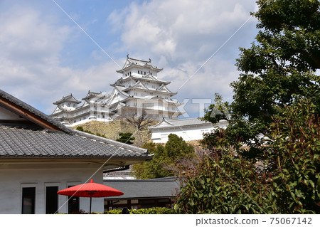 Himeji City, Hyogo Prefecture, Japan A magnificent castle tower of Himeji Castle, a World Heritage Site, a traditional Japanese teahouse and spring cherry blossoms Himeji City, Hyogo Prefecture, Japan A magnificent castle tower of Himeji Castle, a World Heritage Site, a traditional Japanese teahouse and spring cherry blossoms 75067142