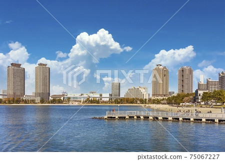 [東京台場]從海上看，台場的台場海灘和台場海洋公園的船橋。 75067227