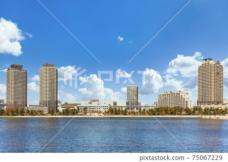 [東京，台場]從海上看台場海灘和台場海洋公園的春天景色。 75067229