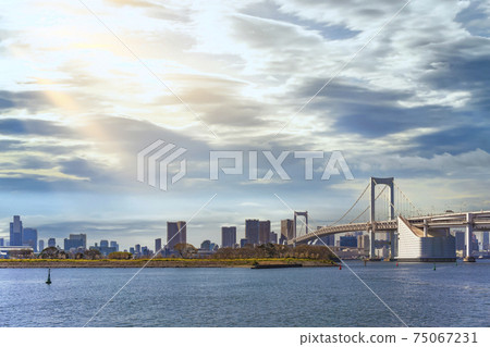 [東京都港區]東京港的鳥島和彩虹橋的風景以及高空的天空。 75067231