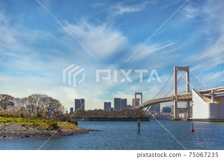 [東京都港區]品川區鳥島6號台場遺址和東京港彩虹橋的風景。 75067235