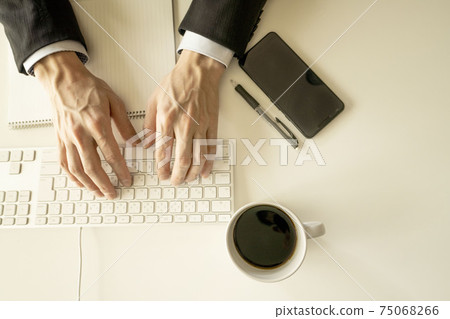 手提電腦，個人計算機，整理好的書桌，整潔的白色筆記本電腦， 75068266