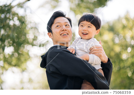 Image of a man who is active in fathers and childcare playing with children Image of a man who is active in fathers and childcare playing with children 75068359