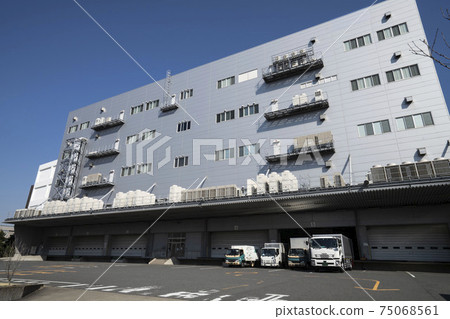 Japanese logistics, courier, transportation companies, logistics centers, transportation industry, trucks, delivery trucks, 75068561