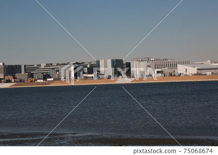 在一個晴朗的天從六國川河邊觀看羽田機場 75068674