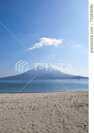Kinko Bay and Sakurajima seen from the Iso beach 75069096