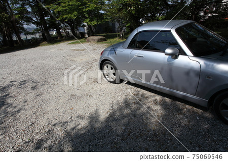 Spring light that hits a silver car Spring light that hits a silver car 75069546