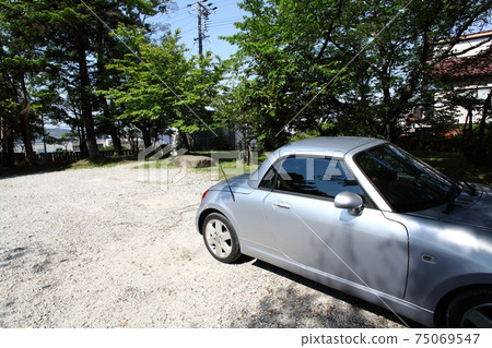 Spring light that hits a silver car 75069547