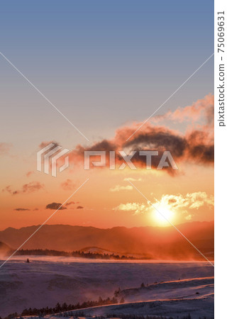 宇都ushi原高原日出時（長野縣） 75069631