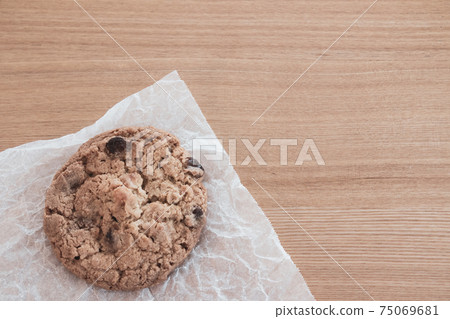 在木紋桌上皺紋紙上的餅乾 在木紋桌上皺紋紙上的餅乾 75069681