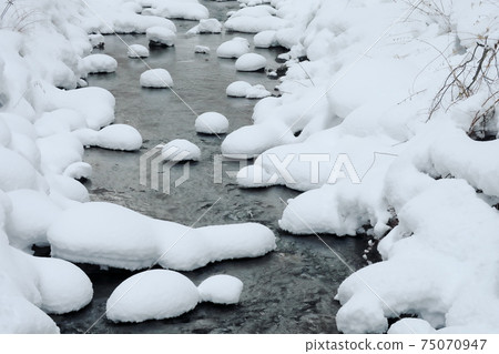 一條積雪覆蓋的河流 一條積雪覆蓋的河流 75070947