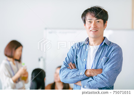 Casually dressed businessman 75071031