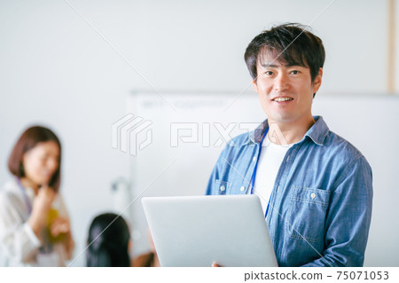 A businessman with a laptop computer 75071053